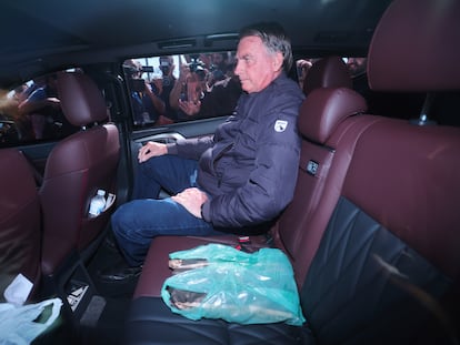 Bolsonaro sale de la sede de la Secretaría de la Administración Penitenciaria , en Brasilia, tras la colocación de la tobillera electrónica.