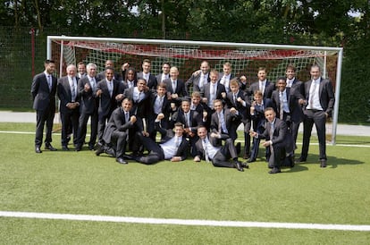 Jugadores y cuerpo técnico del Bayern de Múnich, con su traje de Armani.