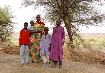 En esta región, la sensación es que la solidaridad no entiende de cuotas ni barreras, y tres de cada cuatro desplazados viven integrados con las comunidades de acogida. “Nosotros nos queremos quedar aquí y trabajar esta tierra. Allí no nos queda nada”, coinciden las desplazadas. En la imagen, una familia beneficiaria del proyecto de la FAO y la cooperación sueca en la región del Lago, en Chad.