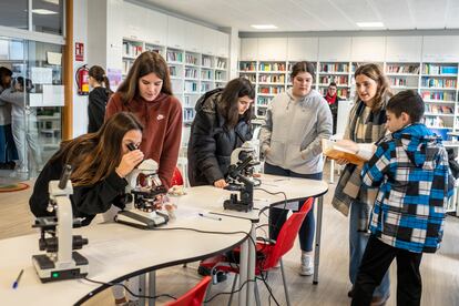 Actividad durante el Mes da Ciencia en Galego en la biblioteca del instituto de Brión (A Coruña).