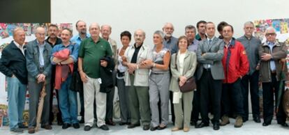 Los dibujantes y trabajadores de Bruguera reunidos ayer en Barcelona para la presentación del libro qeu celebra el centenario de la editorial.