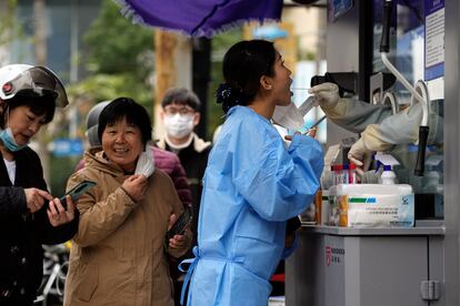 Una mujer se hace una prueba PCR para detectar covid en Shanghái, este miércoles.