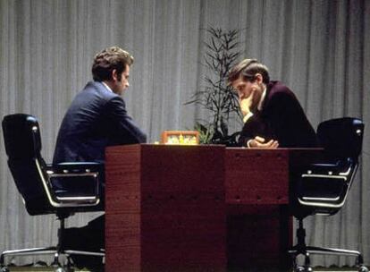 El americano Bobby Fischer ( d) y el soviético Boris Spassky juegan la última partida de su mítico duelo en el Campeonato Mundial de Ajedrez en el complejo Laugardalur de Reikiavick ( Islandia) .