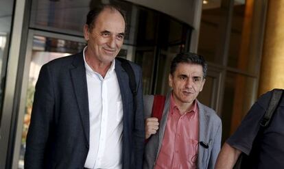 El ministro de Finanzas griego, Euclides Tsakalotos (derecha), este martes en Atenas.