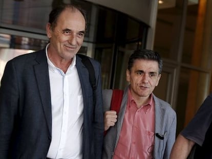 El ministro de Finanzas griego, Euclides Tsakalotos (derecha), este martes en Atenas.