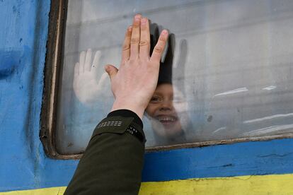 Un niño se despide de un familiar en el interior del vagón de un tren, en la estación de Kramatorsk (Ucrania). Tanto ACNUR como el Gobierno ucranio advirtieron en días previos que hasta cinco millones de personas, casi la décima parte de la población nacional, abandonen Ucrania debido al ataque ruso.