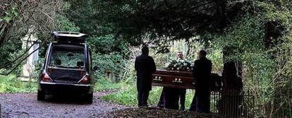 El féretro de Alexander Livtinenko es llevado hacia la tumba en el Cementerio de Highgate de Londres.