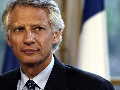 Cansancio y preocupación en el rostro de Dominique de Villepin, primer ministro de Francia, en un acto celebrado en París el 10 de abril de 2006.