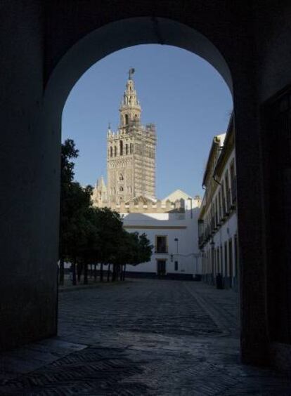 La Giralda, con el andamio en su cara Este, vista desde el patio de Banderas.