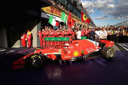 El coche de la escudería Ferrari conducido por Sebastian Vette al termino de la carrera.