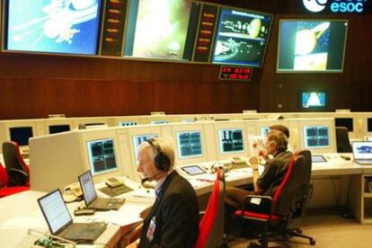 Científicos de la ESA vigilan esta mañana la evolución de la sonda desde el centro de control de Darmstadt.