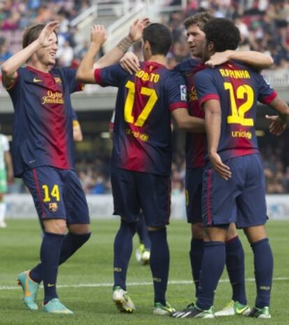 Jugadores del filial del Barça celebran un gol.