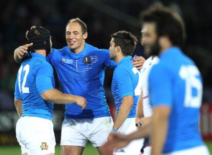 Los jugadores italianos celebran la victoria.