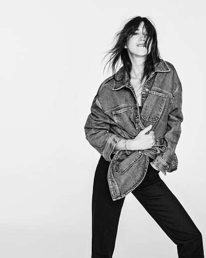 Charlotte Gainsbourg con prendas de su nueva colección para Zara.