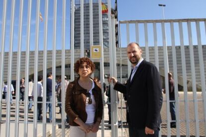 Los socialistas Carmen Ninet y Josep Moreno, frente a Canal 9.