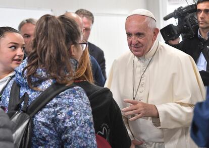 El papa Francisco saluda a unos estudiantes durante su visita a los supervivientes por el terremoto en Amatrice, Italia.