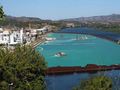 Trabajos de descontaminaci&oacute;n en la planta de Ercros en Flix.