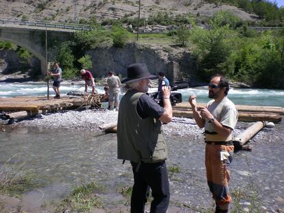 Eugenio Monesma, grabando a navateros de la comarca aragonesa de Sobrarbe, en una imagen cedida.