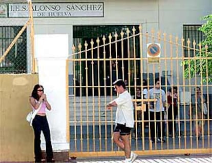 Alumnos del instituto Alonso Sánchez de Huelva, donde se produjo la agresión, ayer, a las puertas del centro.