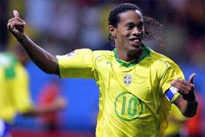 Ronaldinho festeja su gol, el tercero de Brasil.