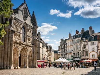 La plaza de Charles de Gaulle, con la iglesia Notre-Dame la Grande, en la ciudad de Poitiers (Francia).