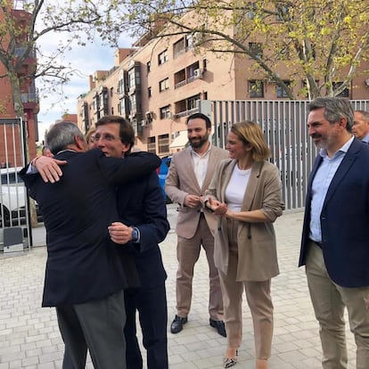 Almeida abrazaba el jueves al exalcalde socialista de Madrid, Juan Barranco. Detrás, el concejal de Ciudadanos, Ángel Niño, la edil del PP, Loreto Sordo, y José Aniorte, delegado de Ciudadanos de Familias, en una foto que Niño subió a su perfil de Twitter. 