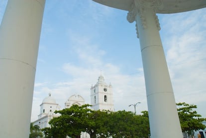 Recorrer este municipio, de casi 100.000 habitantes, es pasearse por la historia de Colombia. Allí, en 1928, se produjo la Masacre de las bananeras, el dramático final de la revolución de trabajadores que marcó la vida de esta población. Se trata de un pueblo rodeado por palafitos, viviendas de madera de estilo tradicional con más de cien años de antigüedad habitadas por familias de pescadores. Ciénaga (o Pueblo escondido) es promocionado por el Fondo Nacional de Turismo por su grandeza arquitectónica y natural. No es para menos, está ubicado en un punto estratégico del caribe colombiano y alberga el complejo lagunar más grande de Colombia.