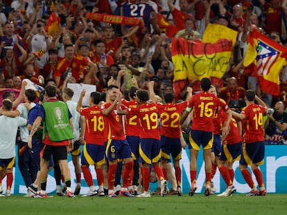 Los jugadores de la selección española celebran después de su triunfo ante Francia.
