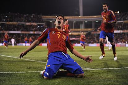 David Villa celebra su segundo gol con España durante el partido clasificatorio para la Eurocopa de 2012 ante la República Checa con el que superaba a Raúl como máximo goleador de la historia con la Roja.