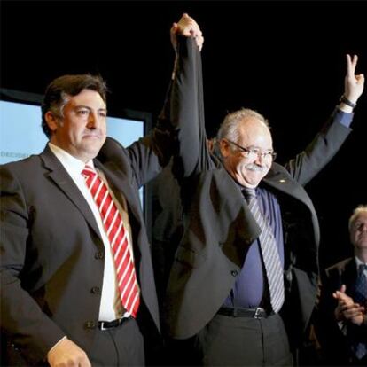 Josep Lluis Carod Rovira junto a Joan Puigcercós, durante la conferencia en la que ha confirmado su renuncia a ser el cartel electoral de ERC.