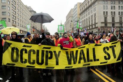Integrantes del movimiento 'Ocupar Wall Street' se manifiestan en Washington.