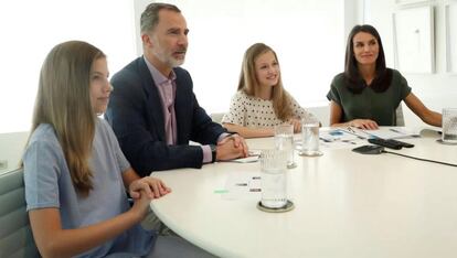 Los Reyes de España, acompañados por la princesa Leonor y la infanta Sofía, mantienen un encuentro por videoconferencia con los galardonados con los Premios Princesa de Girona, el 26 de junio de 2020.