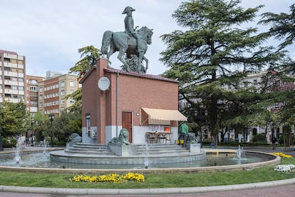 Itervención del artista holandés Willem de Haan en el pedestal de la estatua ecuestre de Espartero en Logroño.