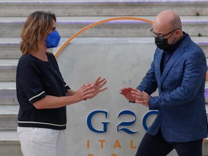 La vicepresidenta tercera y ministra para la Transición Ecológica, Teresa Ribera, con el ministro italiano del mismo ramo, Roberto Cingolani, en la cumbre del G20 sobre medio ambiente y clima en Nápoles.