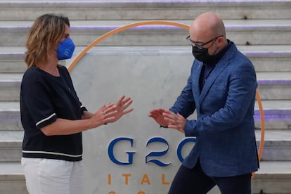 La vicepresidenta tercera y ministra para la Transición Ecológica, Teresa Ribera, con el ministro italiano del mismo ramo, Roberto Cingolani, en la cumbre del G20 sobre medio ambiente y clima en Nápoles.