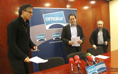 Xabier Mikel Errekondo, a la izquierda, junto a Jon Iñarritu y Rafael Larreina.