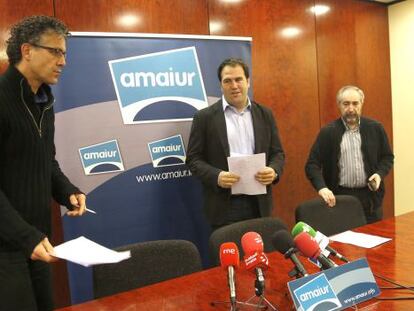 Xabier Mikel Errekondo, a la izquierda, junto a Jon Iñarritu y Rafael Larreina.