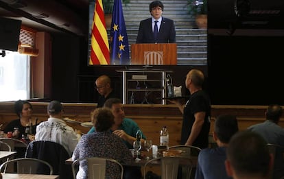 Gente en un bar mirando el discurso de Puigdemont.