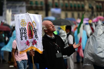 Un seguidor de López Obrador disfrazado del padre de la patria, Miguel Hidalgo, durante la concentración en el Zócalo. 