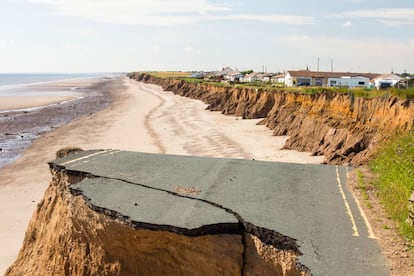 Una carretera colapsada entre Skipsea y Ulrome, al este de Yorkshire, en Inglaterra. En los últimos años, el incremento de las tormentas explosivas en el Atlántico y los cambios de temperatura están acelerando y acentuando el proceso de erosión en esta línea costera británica, como consecuencia del cambio climático.