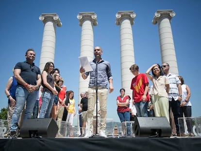 Guardiola manifest&oacute; que la &uacute;nica respuesta posible es votar, asegurando que los catalanes son v&iacute;ctimas de una persecuci&oacute;n pol&iacute;tica por parte de las instituciones espa&ntilde;olas, a las que acus&oacute; de destruir la sanidad y la escuela catalanas, y maltratarlos con menos inversiones en infraestructuras de la que le corresponden. Sin embargo en su discurso no dice qu&eacute; es lo que ofrece usted a cambio a sus paisanos. &iquest;Por qu&eacute; si Espa&ntilde;a es un Estado autoritario no se neg&oacute; a jugar con la selecci&oacute;n espa&ntilde;ola de futbol en su d&iacute;a? &iexcl;Ah claro, la pela es la pela! y ah&iacute; da igual que venga del Estado que venga. De paso le recuerdo, que todos los espa&ntilde;oles y el Estado espa&ntilde;ol al que usted tilda de autoritario nos volcamos y nos sentimos orgullosos cuando su Comunidad fue designada como sede de los Juegos Ol&iacute;mpicos en el a&ntilde;o 1992.