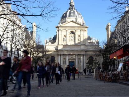 Estudiantes junto a la Universidad de la Sorbona, en el centro de París.