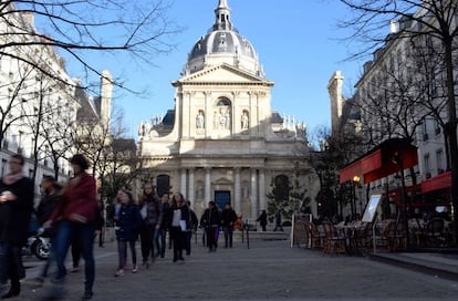 Estudiantes junto a la Universidad de la Sorbona, en el centro de París.