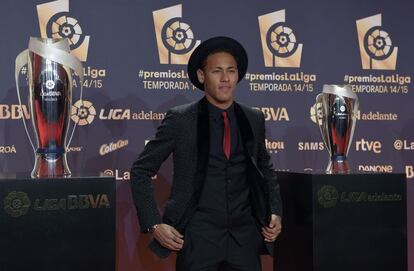 Así se presentó Neymar el lunes en la gala de la Liga. Sólo le faltó la pandereta.