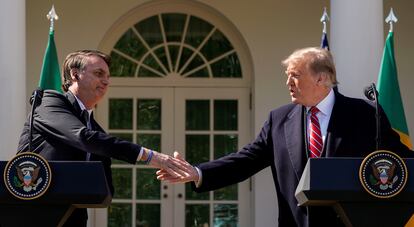 Os presidentes Jair Bolsonaro e Donald Trump se cumprimentam durante entrevista coletiva no jardim da Casa Branca, em março.