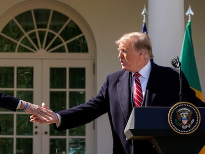 Os presidentes Jair Bolsonaro e Donald Trump se cumprimentam durante entrevista coletiva no jardim da Casa Branca, em março.