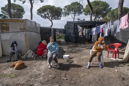 Varias mujeres marroquíes en el asentamiento chabolista del Huerto de las Veredas, en Lucena del Puerto (Huelva). Cada vez son más las mujeres que se instalan en los asentamientos, muchas de ellas temporeras contratadas en origen que han decidido quedarse en España.