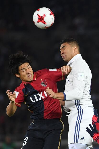 Mu Kanazaki, del Kashima, se disputa el balón con Casemiro, del Real Madrid.