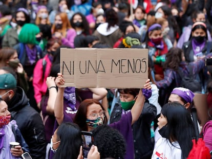 AME742. BOGOTÁ (COLOMBIA), 25/11/2020.- Una mujer levanta una pancarta donde se lee "Ni una menos" durante una marcha convocada hoy, con motivo del Día Internacional de la Eliminación de la Violencia contra la Mujer, en las calles de Bogotá (Colombia). Colectivos de mujeres marcharon por las calles de la capital colombiana para conmemorar el Día Internacional de la Eliminación de la Violencia contra la Mujer. EFE/ Mauricio Dueñas Castañeda