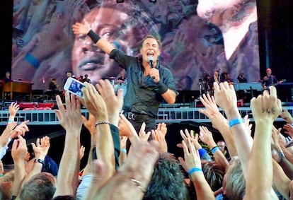 Concierto en Ginebra, 2013. En la pantalla, el rostro del saxofonista Clarence Clemons, fallecido dos años antes.
